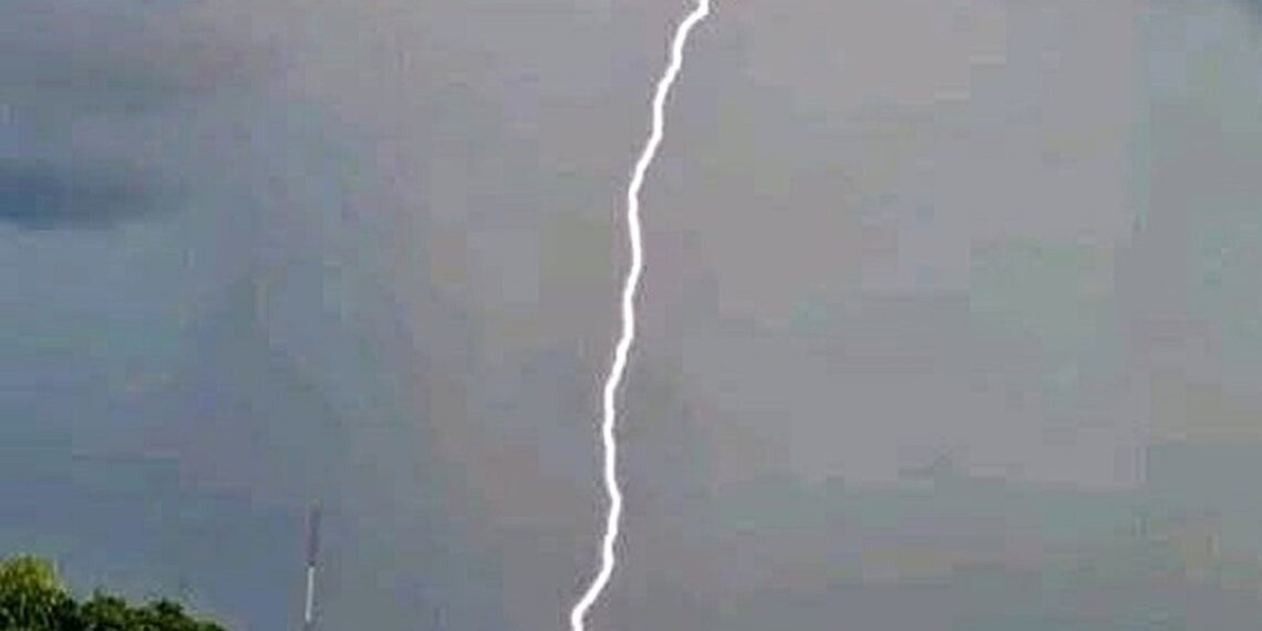 Especialistas cubanos han recordado que las tormentas eléctricas pueden producir rayos mortales hasta 16 kilómetros de distancia de la tormenta. Foto de Adrián Rico compartida por Instituto de Meteorología Cuba, en Facebook.