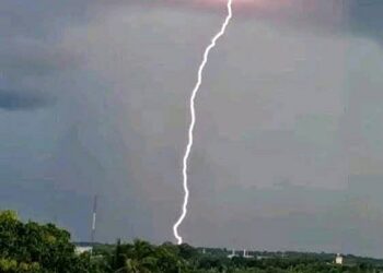 Especialistas cubanos han recordado que las tormentas eléctricas pueden producir rayos mortales hasta 16 kilómetros de distancia de la tormenta. Foto de Adrián Rico compartida por Instituto de Meteorología Cuba, en Facebook.