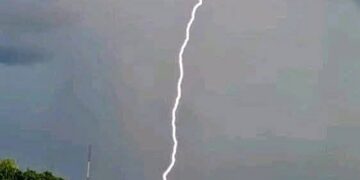 Especialistas cubanos han recordado que las tormentas eléctricas pueden producir rayos mortales hasta 16 kilómetros de distancia de la tormenta. Foto de Adrián Rico compartida por Instituto de Meteorología Cuba, en Facebook.