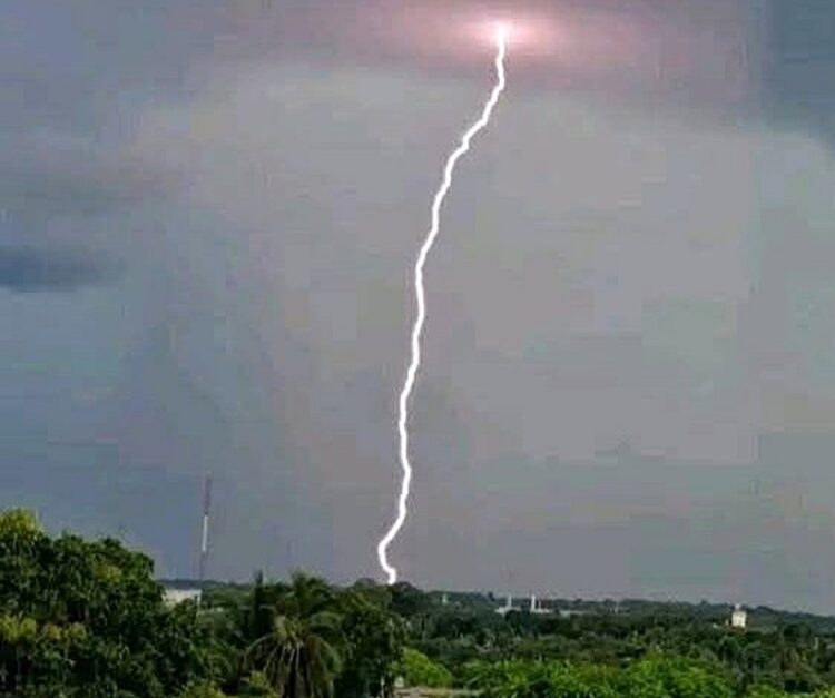 Especialistas cubanos han recordado que las tormentas eléctricas pueden producir rayos mortales hasta 16 kilómetros de distancia de la tormenta. Foto de Adrián Rico compartida por Instituto de Meteorología Cuba, en Facebook.