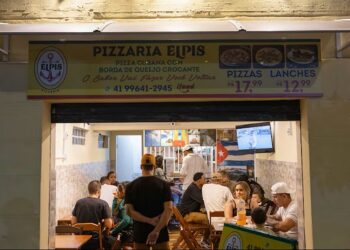 Cubanos en una pizzería de Posada, en Curitiba. Foto: Maira Erlich, bloomberglinea.com.