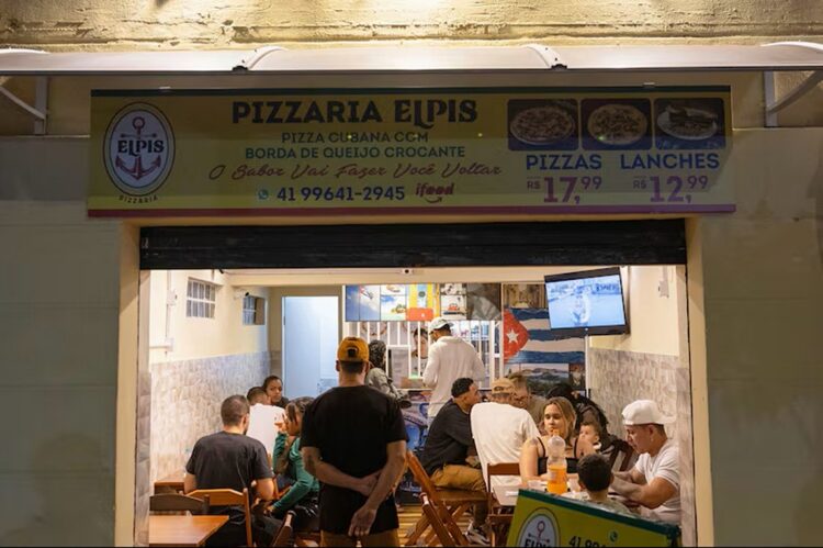 Cubanos en una pizzería de Posada, en Curitiba. Foto: Maira Erlich, bloomberglinea.com.