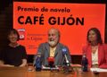 El escritor Miguel Dalmau (c), ganador del Premio de Novela Café Gijón 2026 con la obra "La reina de Cuba". Foto: @ondacerogijon / X.