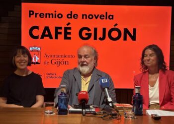 El escritor Miguel Dalmau (c), ganador del Premio de Novela Café Gijón 2026 con la obra "La reina de Cuba". Foto: @ondacerogijon / X.