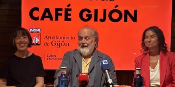 El escritor Miguel Dalmau (c), ganador del Premio de Novela Café Gijón 2026 con la obra "La reina de Cuba". Foto: @ondacerogijon / X.