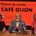 El escritor Miguel Dalmau (c), ganador del Premio de Novela Café Gijón 2026 con la obra "La reina de Cuba". Foto: @ondacerogijon / X.