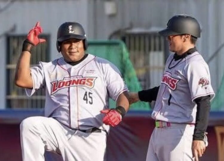 El cubano Alfredo Despaigne en la liga profesional de béisbol de China. Foto: Pelota Cubana / Facebook.