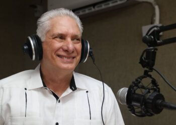 Díaz-Canel en Radio Rebelde. Foto: Presidencia Cuba