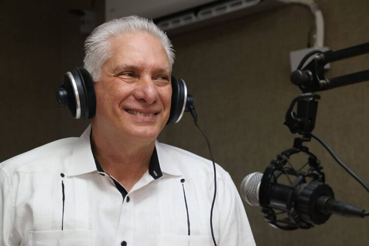 Díaz-Canel en Radio Rebelde. Foto: Presidencia Cuba