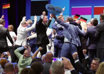 Reacciones a los sondeos a pie de urna durante la fiesta electoral del partido de extrema derecha Alternativa para Alemania (AfD) tras las elecciones estatales de Sajonia-Anhalt, en Magdeburgo (Alemania), el 6 de septiembre de 2026. Los votantes de Sajonia-Anhalt acuden a las urnas para elegir un nuevo parlamento estatal. Foto: EFE/EPA/FILIPSINGER.