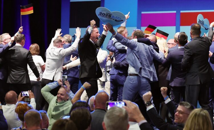 Reacciones a los sondeos a pie de urna durante la fiesta electoral del partido de extrema derecha Alternativa para Alemania (AfD) tras las elecciones estatales de Sajonia-Anhalt, en Magdeburgo (Alemania), el 6 de septiembre de 2026. Los votantes de Sajonia-Anhalt acuden a las urnas para elegir un nuevo parlamento estatal. Foto: EFE/EPA/FILIPSINGER.