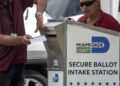 Funcionarios electorales ayudando a los votantes a depositar su boleta de voto por correo en un buzón oficial. Foto: Cristobal Herrera-Ulashkevich/EFE/Epa.