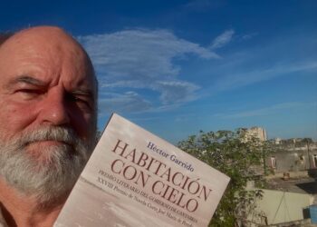 Héctor Garrido celebra que su libro pueda presentarse en La Habana. Foto: Tomada de su cuenta en Facebook.