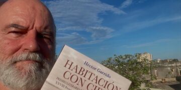 Héctor Garrido celebra que su libro pueda presentarse en La Habana. Foto: Tomada de su cuenta en Facebook.