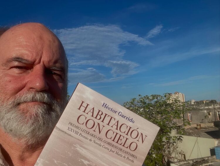 Héctor Garrido celebra que su libro pueda presentarse en La Habana. Foto: Tomada de su cuenta en Facebook.