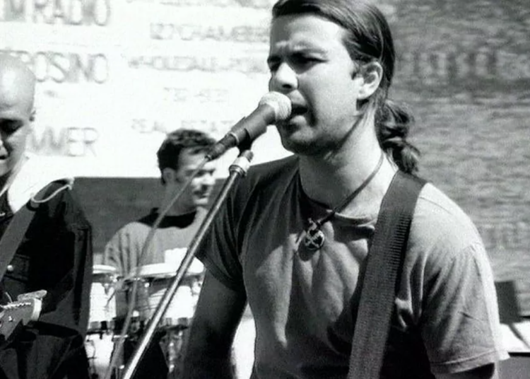 Pau Donés y Jarabe de Palo en el videoclip de "La Flaca". Foto: Captura de video / Archivo.