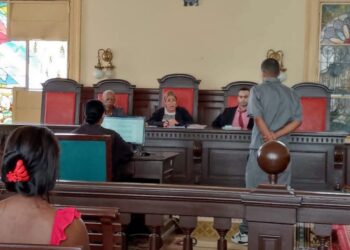 Juicio en Pinar del Río a un hombre acusado de robar tornillos y otros accesorios de un parque solar. Foto: Tomada del perfil de Facebook de Periódico Guerrillero.