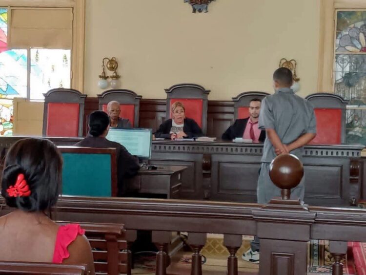 Juicio en Pinar del Río a un hombre acusado de robar tornillos y otros accesorios de un parque solar. Foto: Tomada del perfil de Facebook de Periódico Guerrillero.
