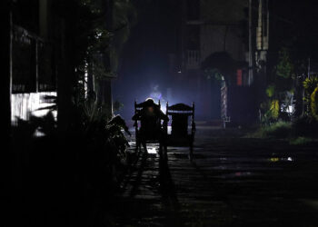 Persona espera en un sillón durante un apagón este viernes, en La Habana. Foto: Ernesto Mastrascusa/EFE.