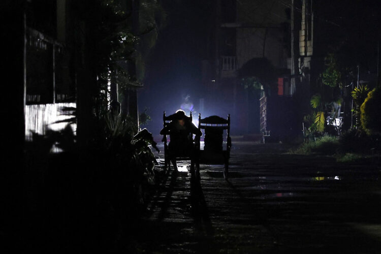 Persona espera en un sillón durante un apagón este viernes, en La Habana. Foto: Ernesto Mastrascusa/EFE.