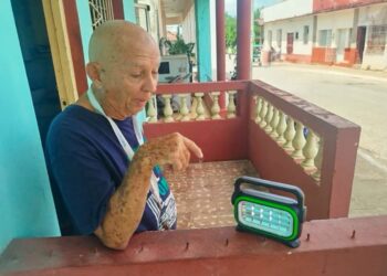 Lámpara recargable llegada a Cuba a través del PNUD. Foto: PNUD Cuba / Facebook.
