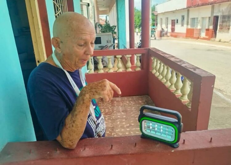 Lámpara recargable llegada a Cuba a través del PNUD. Foto: PNUD Cuba / Facebook.