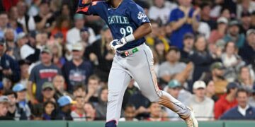 Lázaro Montes tuvo un debut memorable en la MLB. Foto: The Seattle Times.