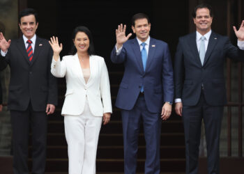La presidenta de Perú, Keiko Fujimori (c-i), y el secretario de Estado de Estados Unidos, Marco Rubio (c-d), posan junto al ministro de Relaciones Exteriores, Carlos Espá (i), y el embajador de Estados Unidos en Lima, Bernie Navarro, este jueves en Lima (Perú). Foto: Paolo Aguilar/EFE.