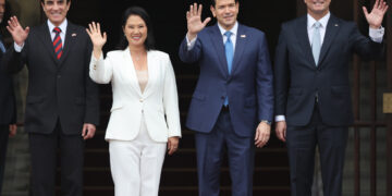 La presidenta de Perú, Keiko Fujimori (c-i), y el secretario de Estado de Estados Unidos, Marco Rubio (c-d), posan junto al ministro de Relaciones Exteriores, Carlos Espá (i), y el embajador de Estados Unidos en Lima, Bernie Navarro, este jueves en Lima (Perú). Foto:  Paolo Aguilar/EFE.