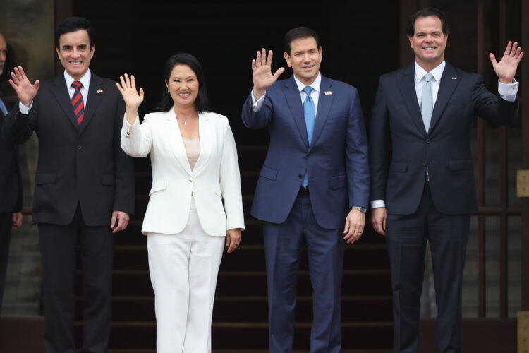 La presidenta de Perú, Keiko Fujimori (c-i), y el secretario de Estado de Estados Unidos, Marco Rubio (c-d), posan junto al ministro de Relaciones Exteriores, Carlos Espá (i), y el embajador de Estados Unidos en Lima, Bernie Navarro, este jueves en Lima (Perú). Foto: Paolo Aguilar/EFE.