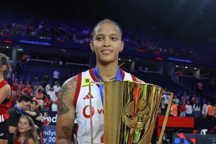 La voleibolista cubana nacionalizada turca Melissa Vargas, MVP del Campeonato Europeo 2026, ganado por Turquía. Foto: @CEVolleyball / X