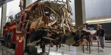 Personas observan el camión de bomberos Ladder 3 del FDNY, parte de la exhibición permanente en el Monumento y Museo Nacional del 11 de Septiembre, en Nueva York. Foto: Ángel Colmenares/EFE.