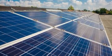 La principal apuesta del Gobierno cubano ante la crisis eléctrica ha sido la energía solar, principalmente con apoyo chino. Foto: Empresa Eléctrica de Granma.
