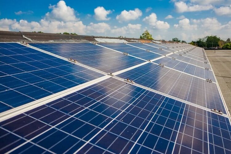 La principal apuesta del Gobierno cubano ante la crisis eléctrica ha sido la energía solar, principalmente con apoyo chino. Foto: Empresa Eléctrica de Granma.