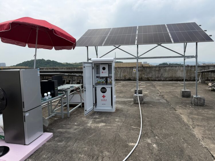 Sistema solar donado por China a Cuba. Foto: @EmbHuaXin / X.