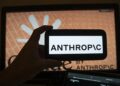 Persona sostiene un teléfono con el logotipo de la inteligencia artificial (IA) Anthropic, en una fotografía de archivo. Foto: Ángel Colmenares/EFE.