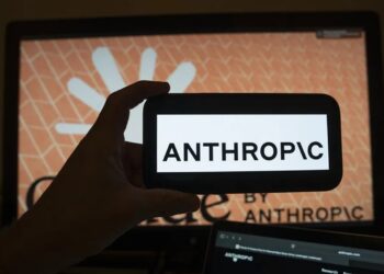 Persona sostiene un teléfono con el logotipo de la inteligencia artificial (IA) Anthropic, en una fotografía de archivo. Foto: Ángel Colmenares/EFE.