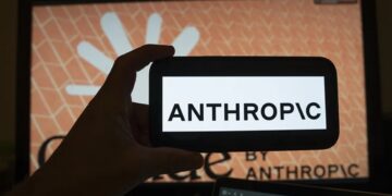 Persona sostiene un teléfono con el logotipo de la inteligencia artificial (IA) Anthropic, en una fotografía de archivo. Foto: Ángel Colmenares/EFE.