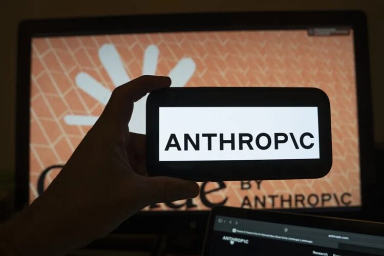 Persona sostiene un teléfono con el logotipo de la inteligencia artificial (IA) Anthropic, en una fotografía de archivo. Foto: Ángel Colmenares/EFE.