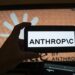 Persona sostiene un teléfono con el logotipo de la inteligencia artificial (IA) Anthropic, en una fotografía de archivo. Foto: Ángel Colmenares/EFE.