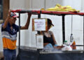 Puesto de venta de alimentos en una calle de La Habana, en medio de una inflación disparada por la crisis en la isla. Foto: Ernesto Mastrascusa / EFE.