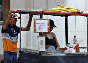 Puesto de venta de alimentos en una calle de La Habana, en medio de una inflación disparada por la crisis en la isla. Foto: Ernesto Mastrascusa / EFE.