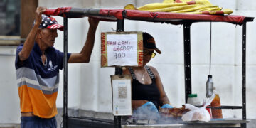Puesto de venta de alimentos en una calle de La Habana, en medio de una inflación disparada por la crisis en la isla. Foto: Ernesto Mastrascusa / EFE.