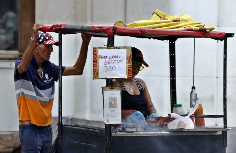 Puesto de venta de alimentos en una calle de La Habana, en medio de una inflación disparada por la crisis en la isla. Foto: Ernesto Mastrascusa / EFE.
