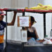 Puesto de venta de alimentos en una calle de La Habana, en medio de una inflación disparada por la crisis en la isla. Foto: Ernesto Mastrascusa / EFE.