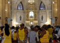 Personas devotas a la Virgen de la Caridad del Cobre participan en una eucaristía en La Habana, el 8 de septiembre de 2026. Foto: Ernesto Mastrascusa / EFE.