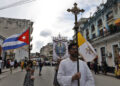 Personas devotas a la Virgen de la Caridad del Cobre participan en una procesión por las calles de Centro Habana, el 8 de septiembre de 2026. Foto: Ernesto Mastrascusa / EFE.