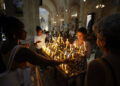 Personas devotas a la Virgen de la Caridad del Cobre encienden velas durante una eucaristía en La Habana, el 8 de septiembre de 2026. Foto: Ernesto Mastrascusa / EFE.