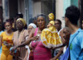 Una mujer sostiene una imagen durante una procesión por la Virgen de la Caridad del Cobre en Centro Habana, el 8 de septiembre de 2026. Foto: Ernesto Mastrascusa / EFE.