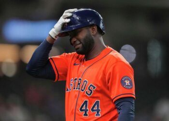 El cubano Yordan Álvarez conectó su primer imparable en la postemporada 2026. Foto: Jason Fochtman / Houston Chronicle.